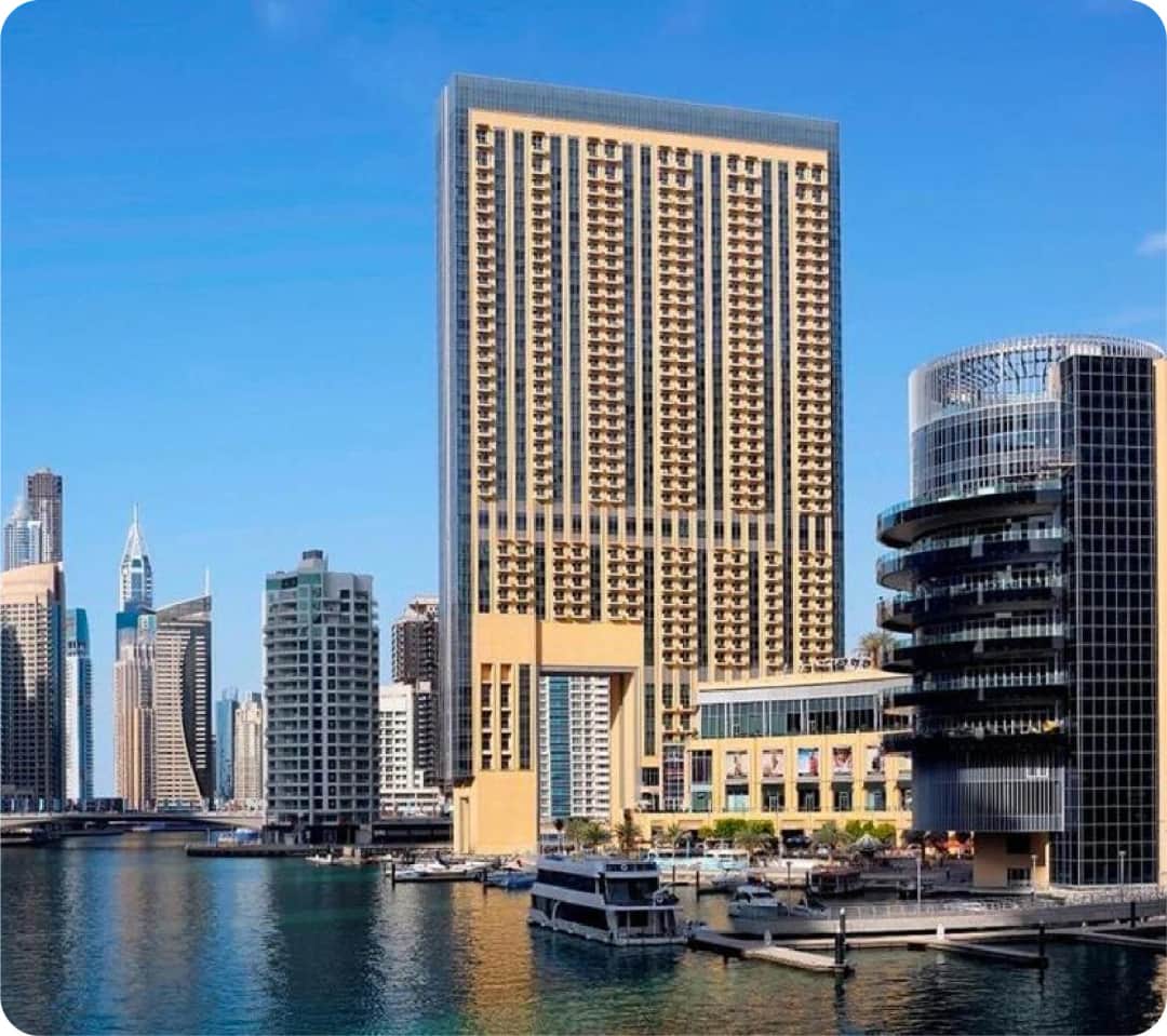 برج سكني حديث بإطلالات على المرسى في دبي