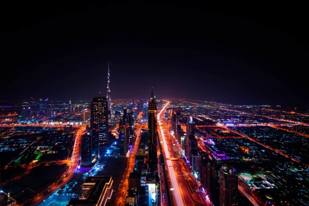 منظر جوي ليلي لدبي مع برج خليفة مضاء