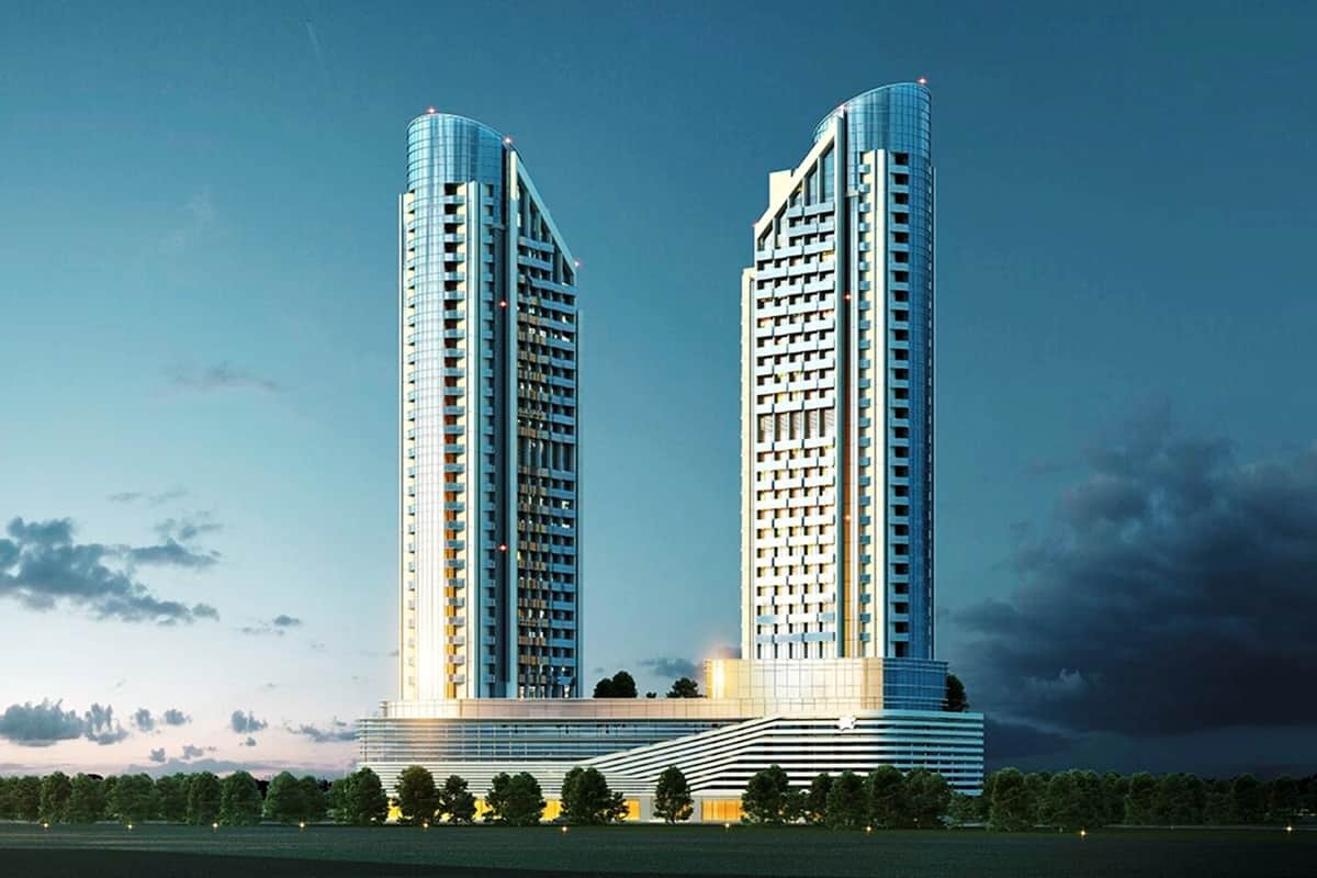 أبراج توأم أنيقة بتصميم عصري عند غروب الشمس