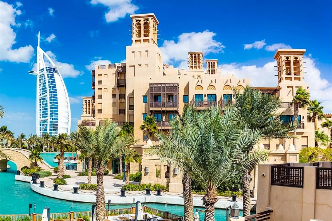 مجمع شقق حديث مع شارع المدينة وبرج العرب