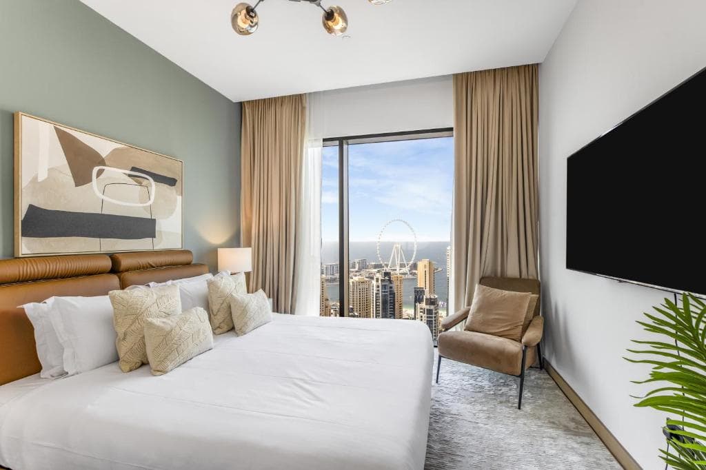 غرفة نوم أنيقة بإطلالة على عين دبي والساحل
