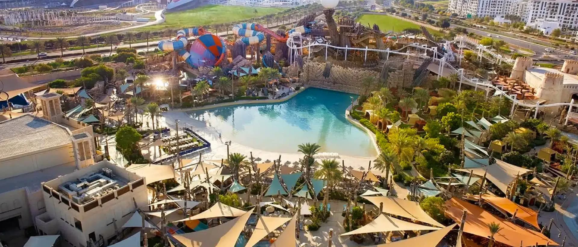 ديزني لاند أبوظبي: مدينة ألعاب مائية مع منزلقات وبرك سباحة
