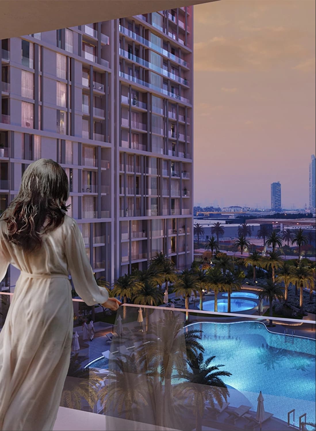 امرأة على شرفة تطل على مسبح وأشجار النخيل عند غروب الشمس