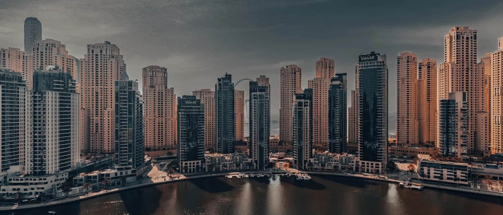 خور دبي مع القوارب التقليدية والمباني المطلة على الواجهة البحرية