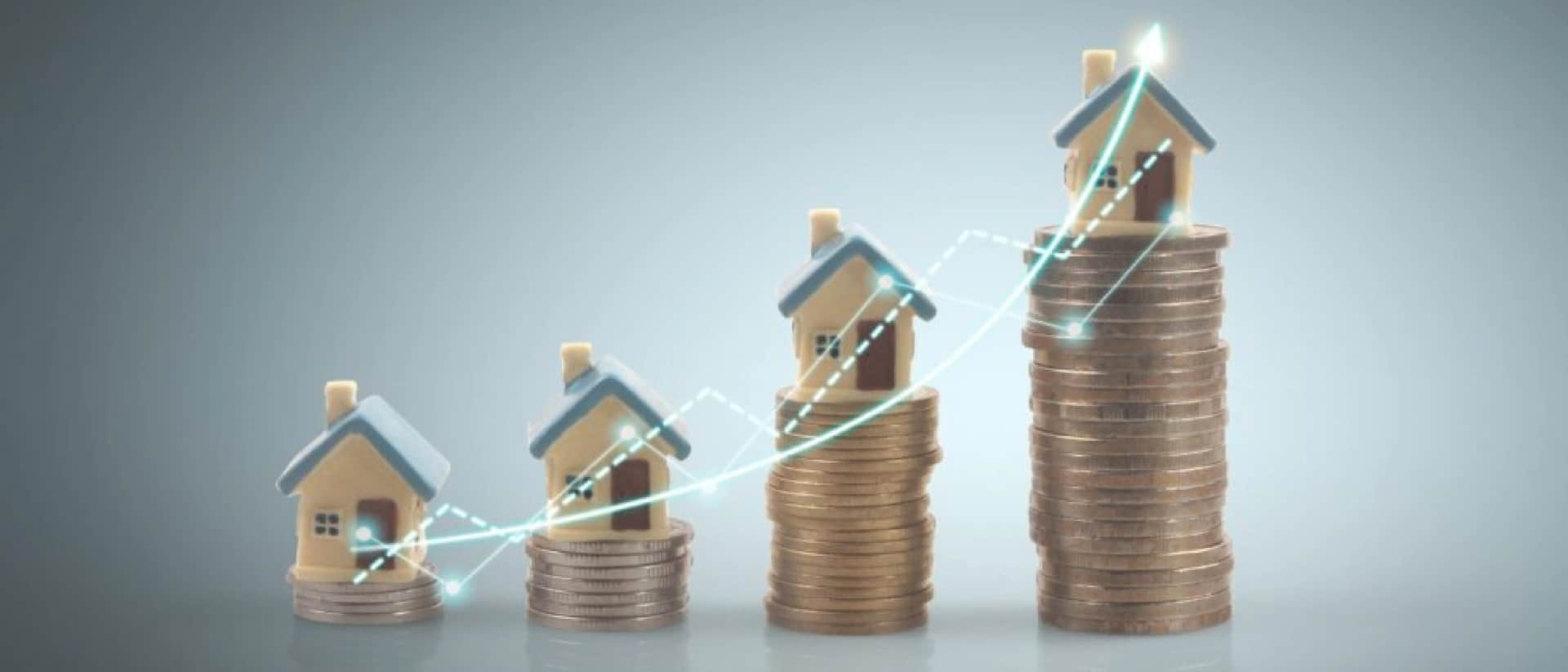 أكوام متزايدة من العملات المعدنية مع منازل صغيرة فوقها، تُظهر نمو قيمة العقارات